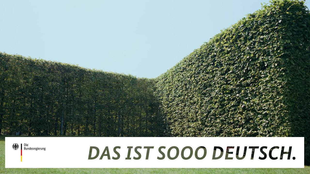 Eine getrimmte Hecke in einem Video der Reihe "Das ist sooo deutsch."