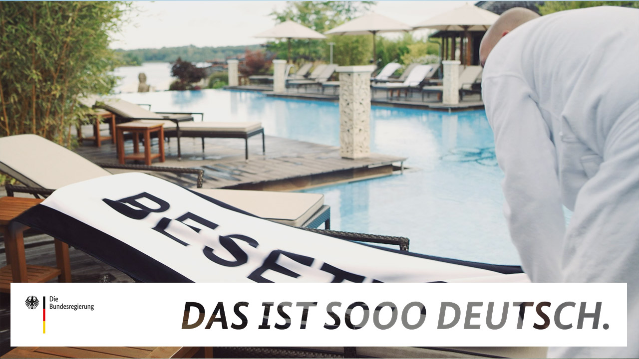 Ein mit einem Handtuch besetzter Liegestuhl in einem Video der Reihe "Das ist sooo deutsch."
