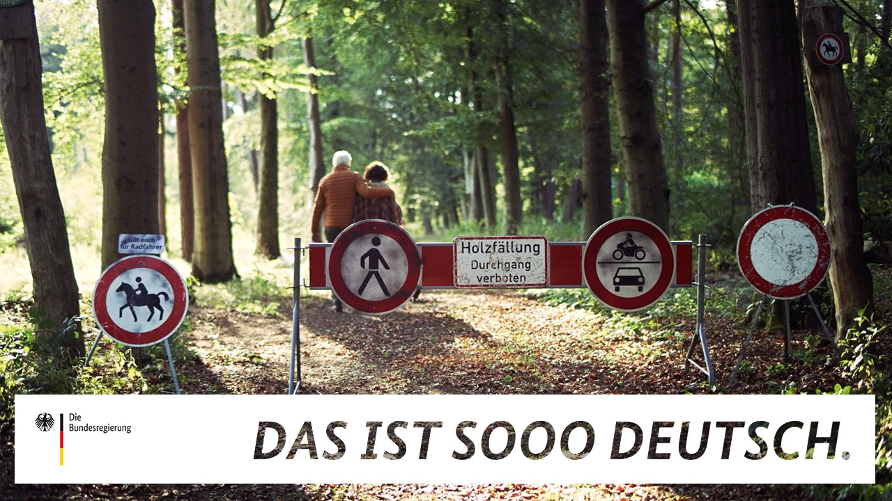 Verbotsschilder an einem Waldweg in einem Video der Reihe "Das ist sooo deutsch."