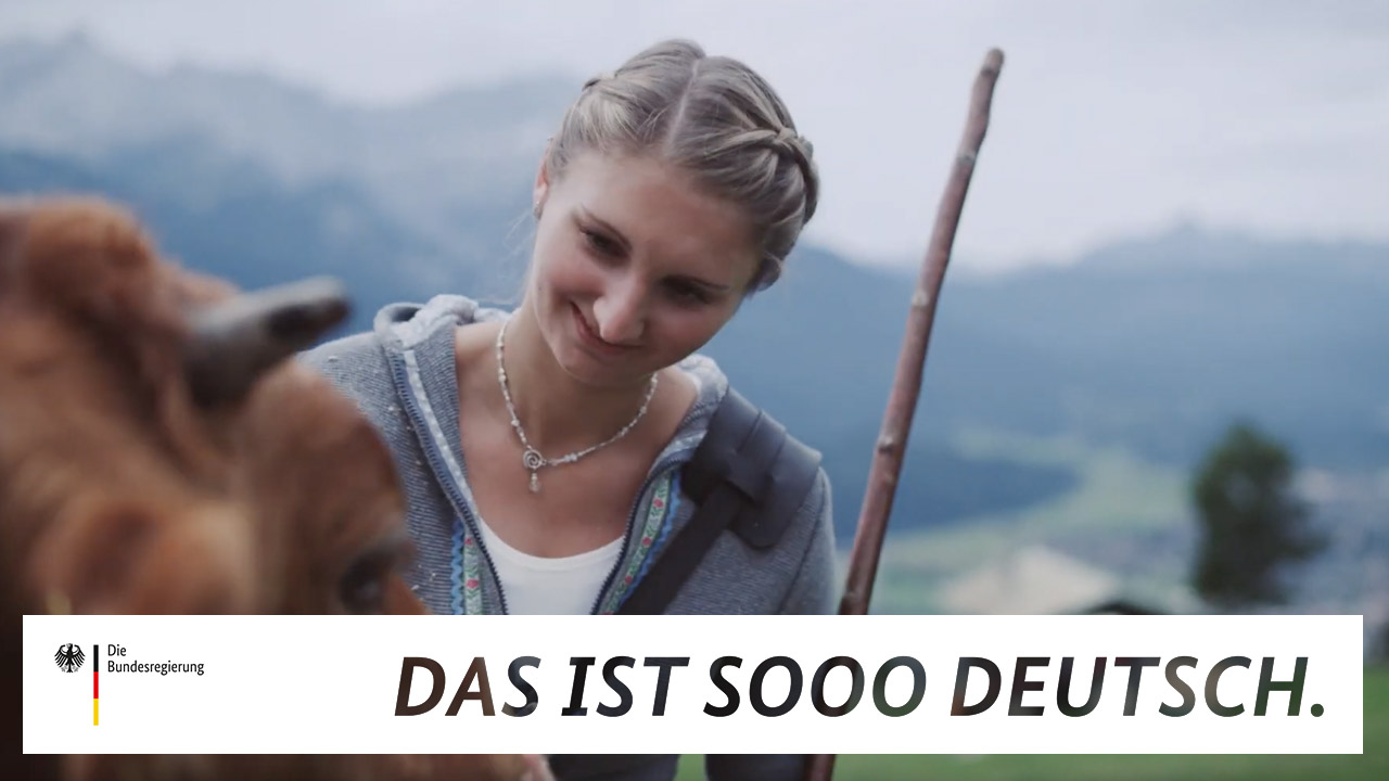 Eine Sennerin in einem Video der Reihe "Das ist sooo deutsch."