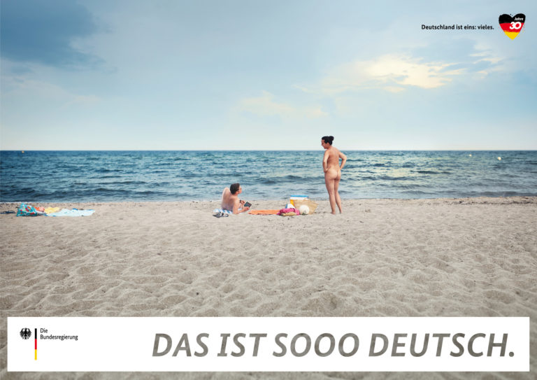 Besucher eines FKK-Strands auf einem Plakat der Kampagne "Deutschland ist eins: vieles".