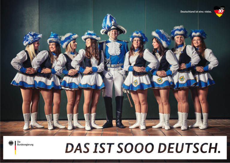 Die Funkenmariechen eines Faschingsvereins auf einem Plakat der Kampagne "Deutschland ist eins: vieles".