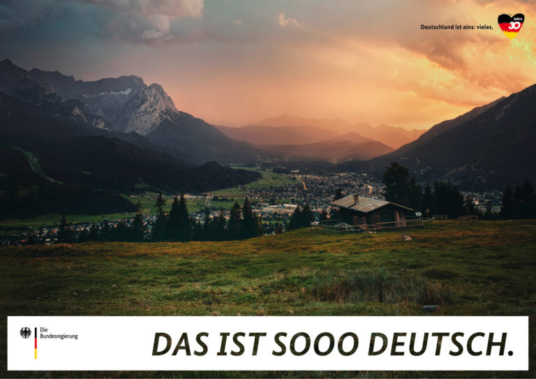 Die Alpen bei Garmisch auf einem Plakat der Kampagne "Deutschland ist eins: vieles".