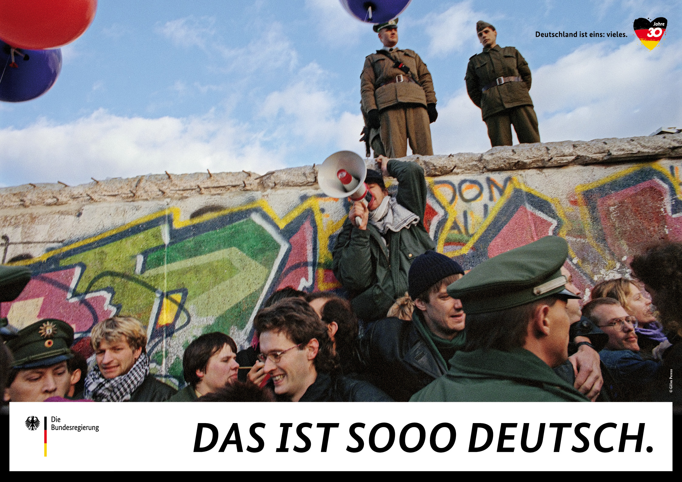 Ein Foto der Berliner Mauer zur Zeit des Mauerfalls auf einem Plakat der Kampagne "Deutschland ist eins: vieles".