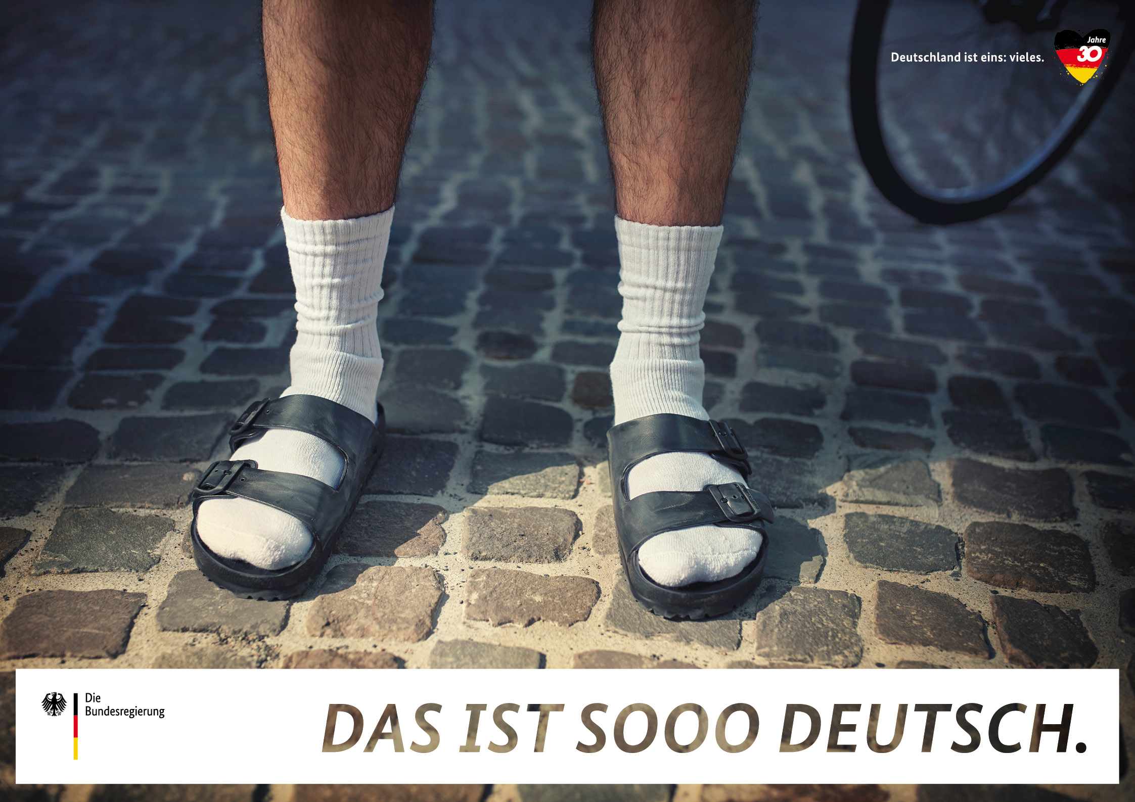 Ein Foto von Socken in Sandalen auf einem Plakat der Kampagne "Deutschland ist eins: vieles".