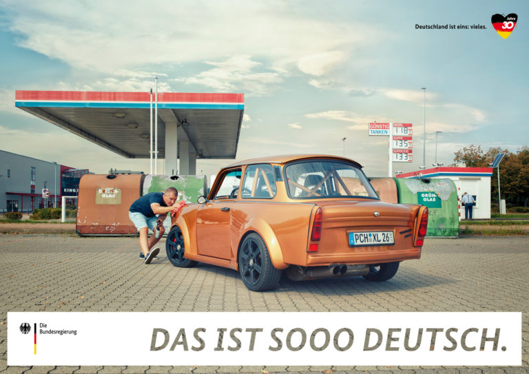 Ein Trabi an einer Tankstelle auf einem Plakat der Kampagne "Deutschland ist eins: vieles".