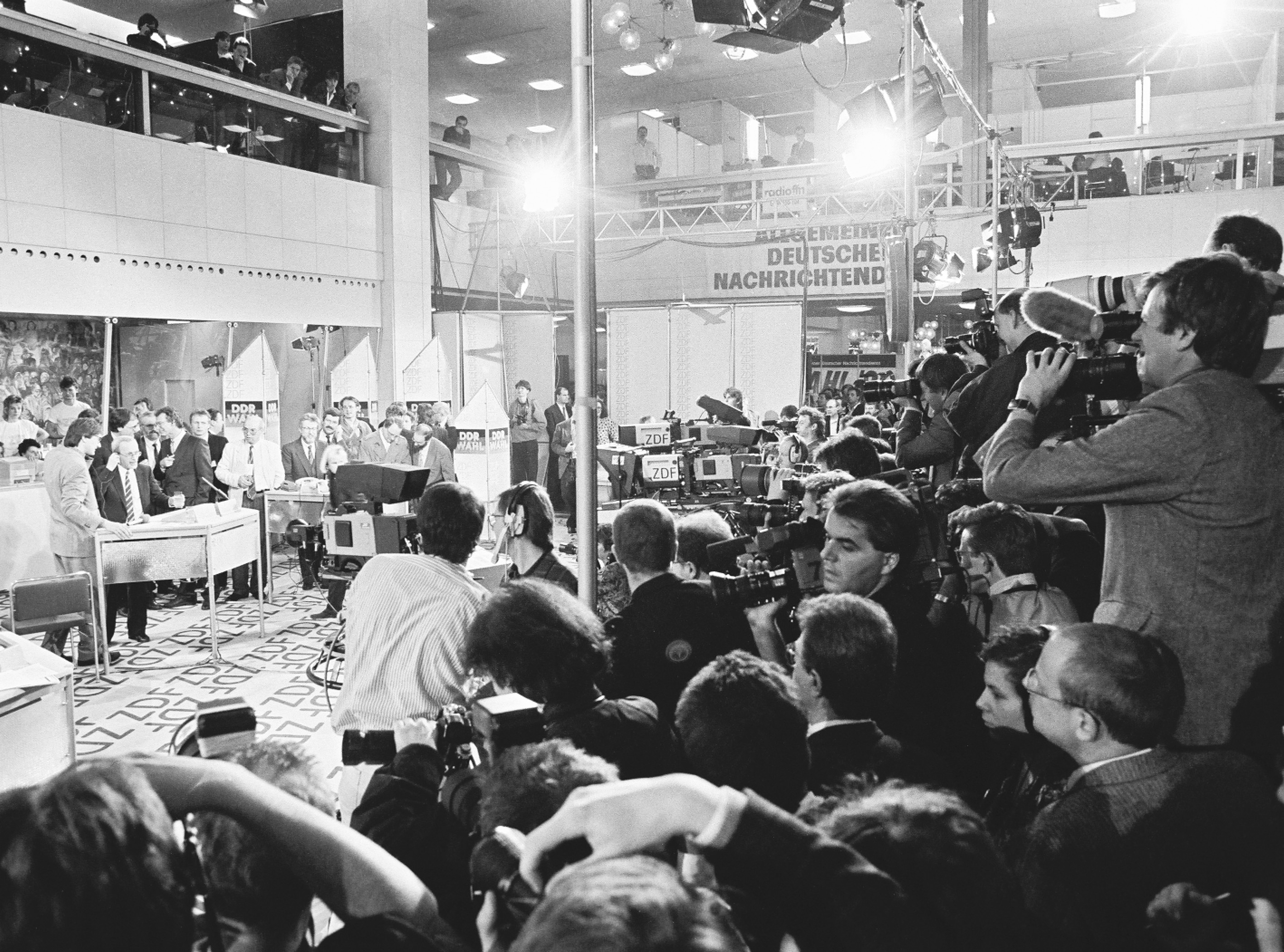 Für eine Pressekonferenz nach der Volkskammerwahl 1990 haben sich Kamerateams aufgestellt. Am linken Bildrand ist Lothar de Mazière zu sehen.