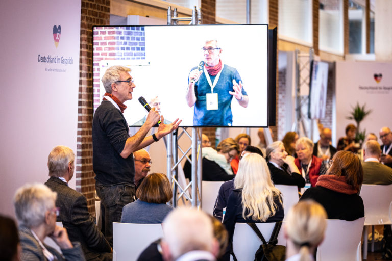 Eine Gruppe stellt ihre Ergebnisse vor.