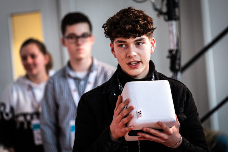 Ein junger Teilnehmer und Schülerreporter lobt in der Abschlussrunde die Bereitschaft der anderen Teilnehmenden, zuzuhören und die eigene Meinung zu vertreten.