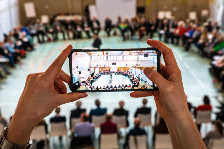 Diese Verschiedenheiten sind aber in den allerseltensten Fällen auf Differenzen zwischen „Ost“ und „West“ zurückzuführen, wie die Teilnehmerinnen und Teilnehmer in der Austauschrunde feststellen.