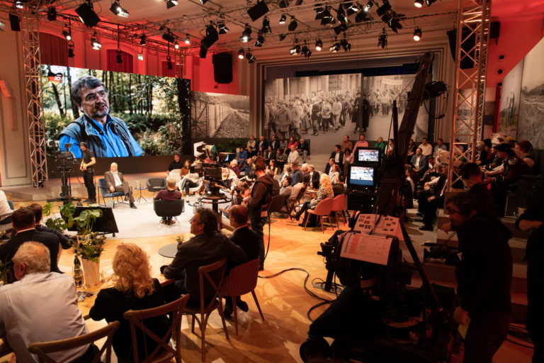 Am 9. November 2019 wurde der Grenzöffnung 30 Jahre zuvor mit einem interaktiven Talk-Format gedacht. Entlang der ehemaligen innerdeutschen Grenze, hier in Geisa, fanden Gesprächsrunden statt.