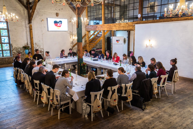 Beim gemeinsamen Essen erfuhren die Studierenden von den Erlebnissen der Bürgerrechtlerinnen und Bürgerrechtler in den Jahren vor dem Mauerfall.