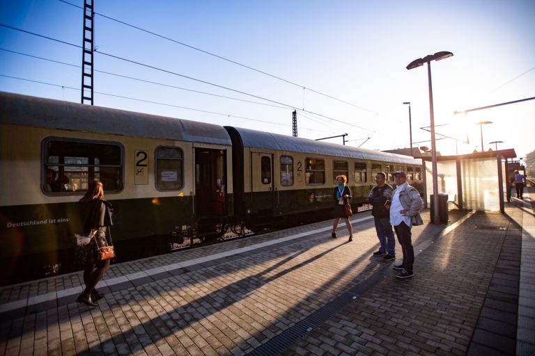 Am 28. September 2019 erinnerte die Kommission „30 Jahre Friedliche Revolution und Deutsche Einheit“ mit einer besonderen Gedenkveranstaltung an die Ausreise der „Botschaftsflüchtlinge“ 1989 von Prag in die Bundesrepublik Deutschland. 